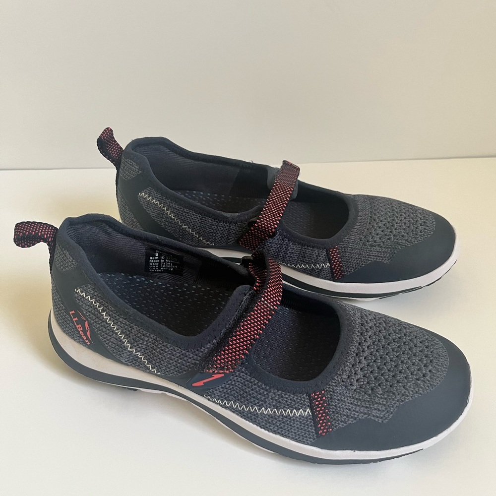 L.L Bean Back Cove Mary Janes size 8. Navy with red accents
